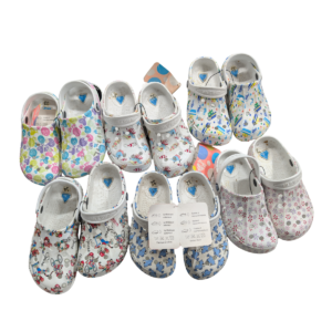 Partij witte Kinder Tuinklompjes met motieven voor Markt en Handel