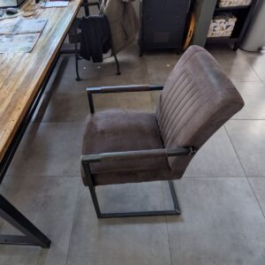 Eetkamer stoel met metalen frame in industriële stijl